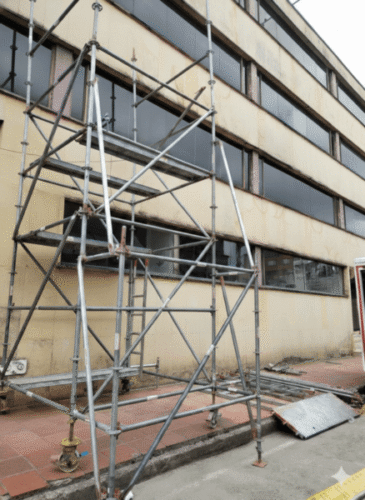Andamios certificados instalados en obra de construcción en Bogotá